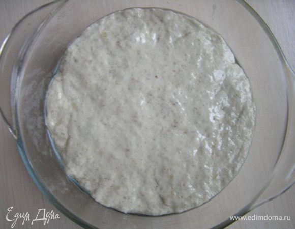 Выложить тесто в форму для выпечки хлеба, хорошо смазанную растительным маслом (или застеленную бумагой для выпечки). Сверху тесто смазать растительным маслом, разровнять ложкой, накрыть крышкой (или кухонным полотенцем) и снова поставить в теплое место. 