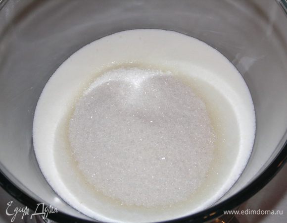 В кефир добавит соду и сахар.