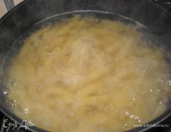 Сначала сварим наши макароны в большом количестве подсоленной воды следуя инструкции на упаковке.