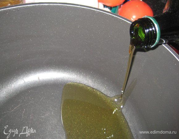 В кастрюлю вливаем оливковое масло.