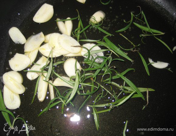 Бросаем чеснок (нарезанный дольками), крупную соль, розмарин в холодное оливковое масло.