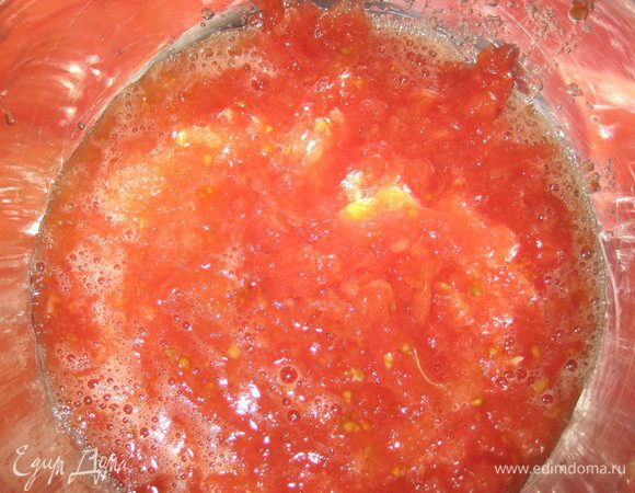 Натираем помидоры на крупной тёрке.