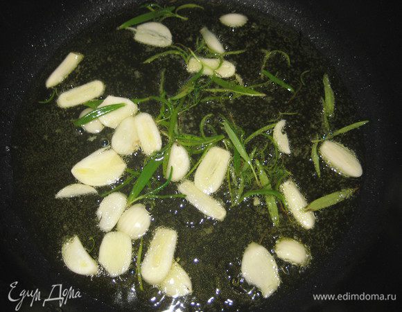 Жарим чеснок с розмарином минуты 2( очень важно, чтобы чеснок не подгорел).