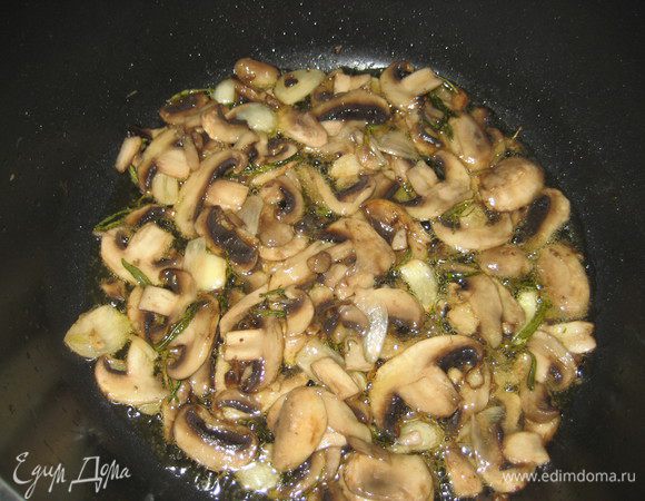 Бросаем грибы. Солим.