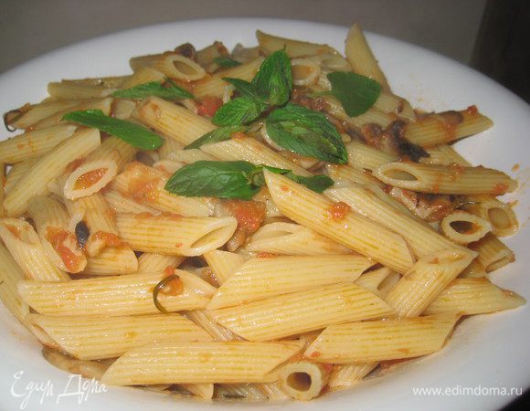 Бросаем наши макароны, тушим всё вместе минуты 4, подаём.Перед подачей к столу  можно посыпать небольшим количеством пармезана. Я украсила мятой. Приятного аппетита! :)