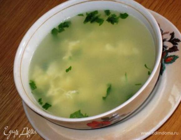 Готовила по рецепту, за исключением перца, моей дочке 3 года и перчу я ей что-либо крайне редко и осторожно, и без помидора. Для бульона петрушку, тимьян, розмарин и лавровый листик собираем в букет и перевязываем хорошенько крепкой нитью. Все ингредиенты помещаем в кастрюльку и заливаем 3л холодной воды. После закипания варим бульон 2ч на тихом огне. Яйца разбиваем, трем пармезан, смешиваем, взбиваем вилкой, перчим и добавляем мускатный орех. Перемешиваем смесь и вливаем в доведенный до кипения бульон, мешая вилкой. Я детские супчики всегда варю на втором бульоне: после закипания варю 10 мин, сливаю воду, мою мясо, кастрюлю, опять заливаю чистой холодной водой. И потом уже варю 1,5-2 часа. Супчик получился очень нежный и ароматный. Перед подачей посыпаем суп зеленью. Приятного аппетита!
