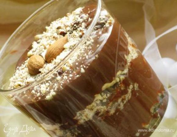 Я готовила пол-порции. В глубокой миске соединить 200 гр горького шоколада и 50 молочного, добавить 200 мл сливок и 50 молока. Топим на водяной бане, периодически помешивая. В конце добавить 1 ст.л. сливочного масла и перемешать, пока масло не разойдется. Убираем в холодильник до застывания. Отдельно готовим второй мусс из молочного шоколада и оставшихся ингредиентов, кроме орешков. После застывания обоих муссов разливаем, чередуя шоколадные слои и прослаивая их порубленными орешками. Шикарный десерт, который требует 20 мин Вашего времени. Все остальное время мирно сам себя развлекает в холодильнике.  Приятного аппетита!