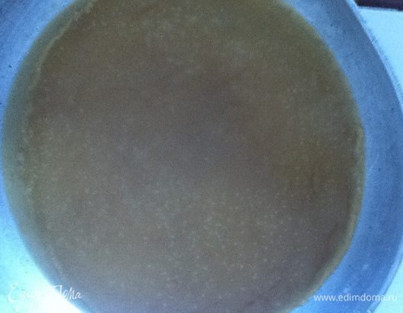 Смажьте вашу форму маслом.
Сначала приготовим медовый соус. В кастрюльке на среднем огне смешаем масло, мед и сахар. Помешиваем пока масло полностью не растает. Доведите до кипения, уменьшите огонь и варите НЕ помешивая минут 5 пока слегка не потемнеет. Снимите с огня, влейте воде и сразу же энергично перемешайте.
Вылейте соус в форму, дайте полностью остыть в холодильнике.
Вот так выелядит остывший соус.