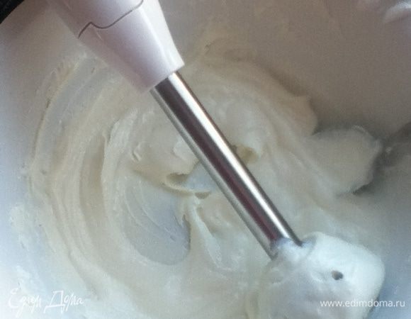 Теперь творожная масса. Если у вас творог - хорошенько взбейте его в блендере до кремовой структуры, чтоб не осталось комочков. Добавьте сахар и снова взбейте в блендере. У меня Tefal, творог взбивается просто супер!