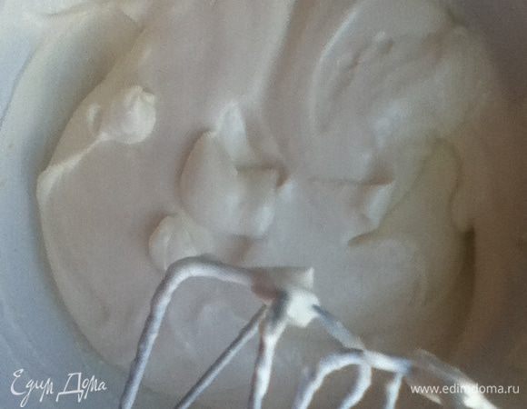 Переложите массу в миску, дальше будем работать с миксером. У меня миксер Tefal. Добавляем сметану, ваниль, лимонный сок и цедру и взбиваем миксером. У вас получится очень нежный вкусный крем.