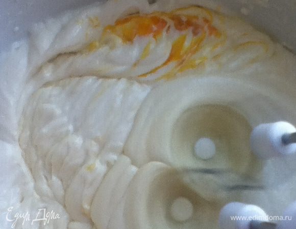 Вбейте яйца по одному, перемешайте все до однородности.