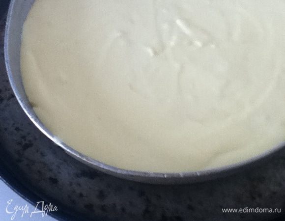 Выливаем массу в нашу форму поверх остывшего соуса. Форма должна быть цельная! Ставим форму в другую форму, побольше (у меня две старые сковородки, та которая поменьше - без ручки), наливаем в большую форму горячую воду до половины сырной массы и выпекаем в таком виде 30-40 минут при т-ре 180'C.