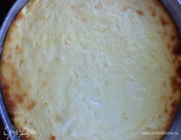 Вынимаем форму с пирогом и даем остыть прямо в форме до комнатной т-ры, а потом в холодильнике хотя бы час. Проведите ножом по краю пирога, чтобы отделить его от краев формы, переворачиваем на тарелку (чтобы пирог легко перевернулся, опустите форму в горячую воду на пару минут), поливаем оставшимся в форме соусом. Дайте пирогу постоять ночь в холодильнике и все! Ваш чизкейк готов! Приятного аппетита! 
