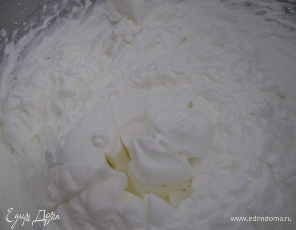 Для крема: взбила сливки с сахаром, добавила творог и перемешала.
