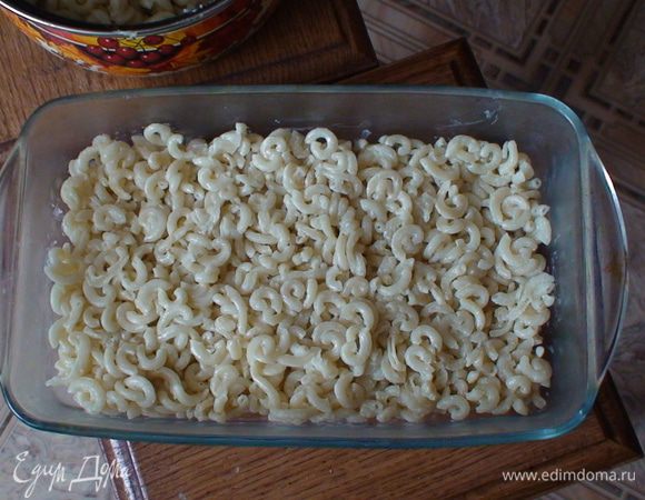 Берем отвариваем вермилешь либо макароны. Я не люблю сильно плотную бабку, потому и выбрала такие рожки. Отварив макароны перемешиваем с яйцами и сметаною. Перемешиваем так чтоб все макарошки не были обделены вниманием яйца. и половину высыпаем в форму.