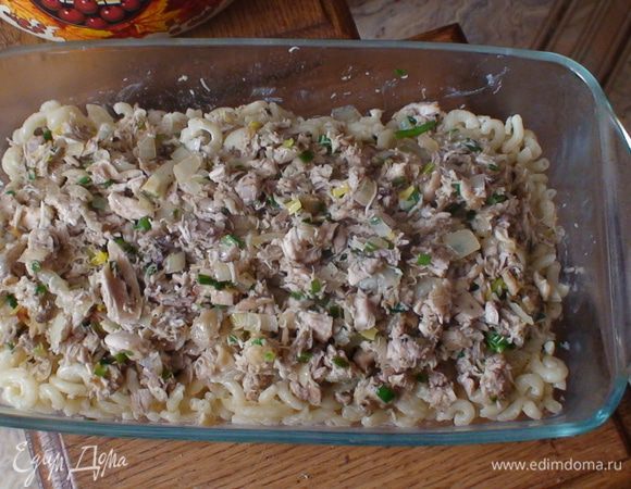 Далее режем лук, обжариваем, солим перчим добавляем уже предварительно свареные и нарезанные окорочка либо мясо. Дружим их перемешивая ложкою, и выкладаем на макароны не докладывая 1см до краев.