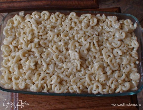 Далее укладываем макароны розровняв их, наверху либо смазываем яйцом либо 2 ст.л. сметаны и в духовку при 180С на 30 мин.