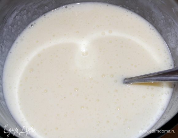 Тщательно перемешать.Кефир покроется пузырьками(сода погасилась).