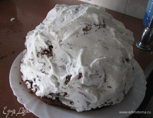 Сверху обмазала оставшимся кремом 