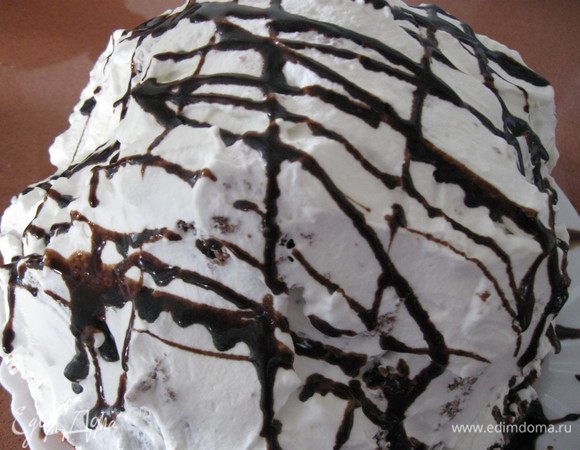 Полила шоколадным сиропом.  Поставить в холодильник для застывания