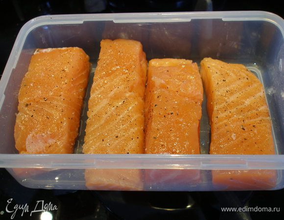 Филе сёмги очистить от кожи, косточек. Нарезать на порционные куски. Посолить и поперчить. 