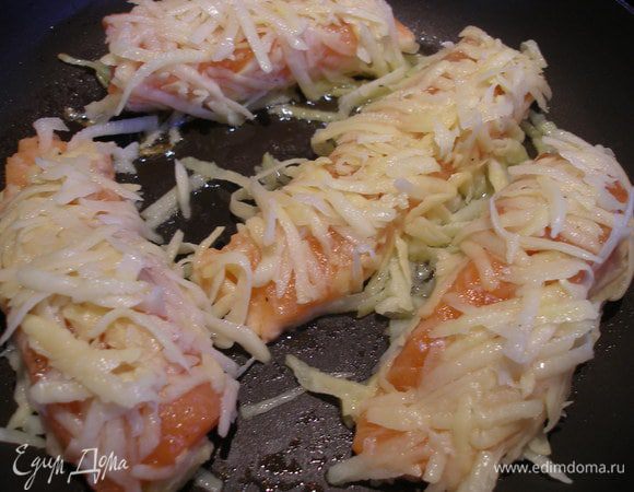 Рыбу «панируем» в картофеле. Я это делаю таким образом, как будто формирую котлеты, хорошо прижимая картофель к рыбе. Обжариваем на оливковом масле до золотистого цвета картофеля, буквально по 2-3 минуты с каждой стороны. 