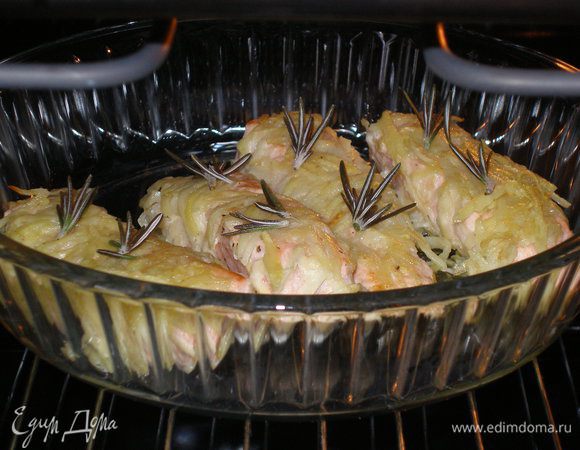 Выкладываем в форму и отправляем в духовку на 10-15 минут при 200°С (я использовала режим «гриль»). А еще я добавила сверху свежий розмарин для аромата. 