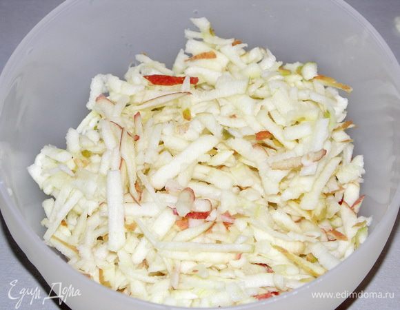 Яблоко вымыть,высушить и потереть на крупной тёрке.