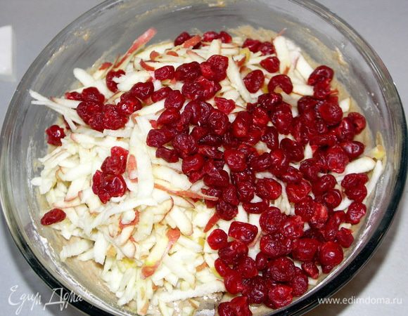 Добавить в тесто яблоко и вишню.Выложить тесто в смазанную форму(у меня квадратная силиконовая)Духовку разогреть до 175-180С