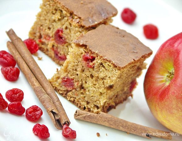 Даём пирогу остыть.Режем на кусочки и с удовольствием кушаем:))Приятного аппетита!