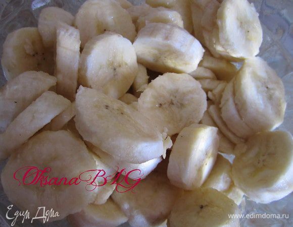 Бананы нарезать, сбрызнуть лимонным соком. В вареную сгущенку добавить молоко, перемешать, чтобы сгущенка стала не такой густой. Залить бананы получившейся массой. Перемешать.