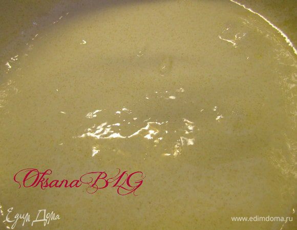 Желтки взбить с сахаром. Добавить сметану, хорошо взбить.