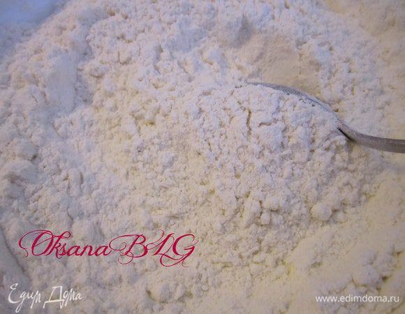 Муку, соль, разрыхлитель хорошо перемешать.
