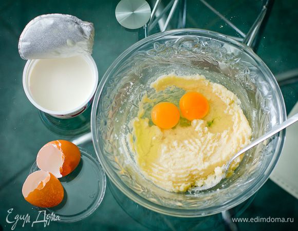 Все очень просто: все ингредиенты поочередно смешать (миксер не нужен). Тесто разлить по нужным вам формочкам (я использовала силиконовые формочки пряничных человечков). Поставить в разогретую до 180 градусов духовку на 25-30 минут.