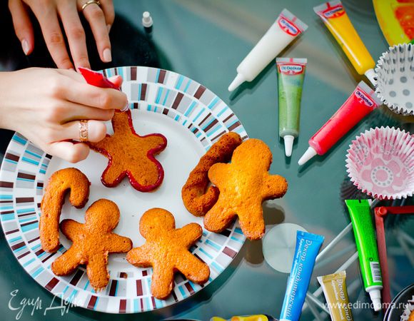 И далее самый интересный - творческий этап: раскрашивание и украшение. Для раскрашивания человечков мы с мужем использовали сахарные карандаши для рисования.