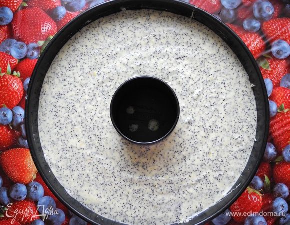 Духовку разогреть до 190 градусов. Форму для кекса смазать сливочным маслом и слегка обсыпать манкой.
Перелить тесто в форму.