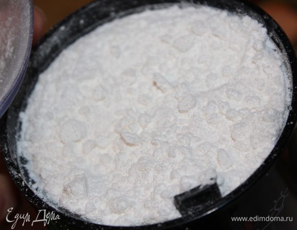 Сахар перемолоть в кофемолке, чтобы получилась пудра.