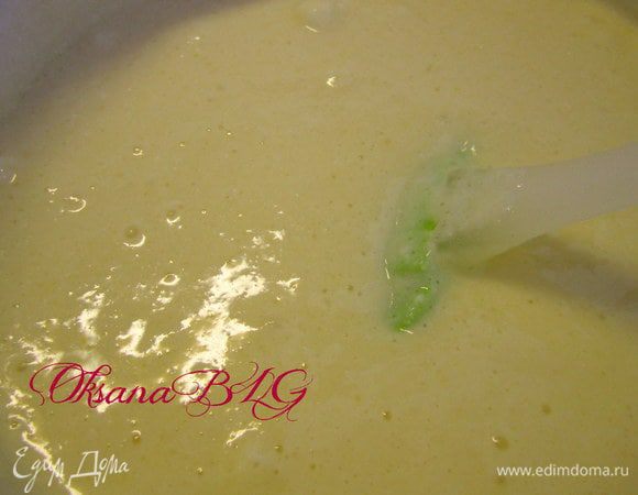 В желтковую массу добавить треть белков, перемешать.