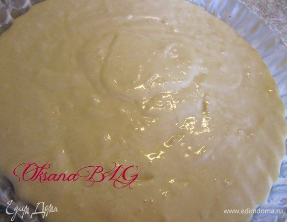 Из одной порции такого теста, можно сделать два варианта. Первый выложить тесто в форму, сверху выложить бананы.