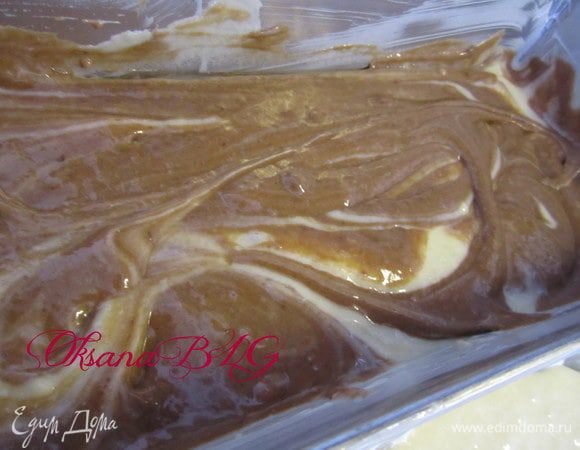 Или выложить в форму 3/4 теста, в оставшееся тесто добавить 1 ст.л. какао. Выложить тесто, сделать разводы вилкой или деревянной палочкой.