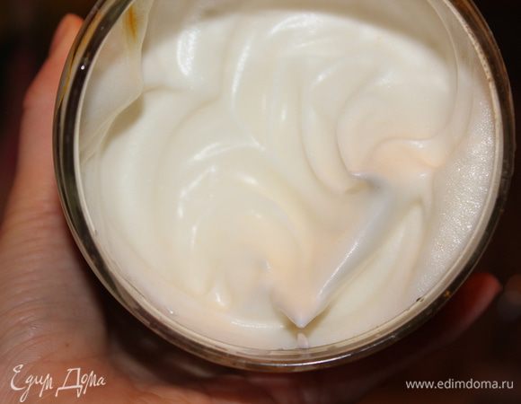 Хорошо охлажденные сливки взбить миксером. Аккуратно ввести в творожное тесто. Делать это лучше деревянной или пластмассовой лопаткой.