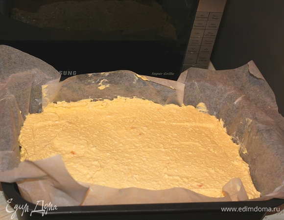 В белки добавить щепотку соли и взбить в крепкую пену. Частями ввести к творогу, также помешивая деревянной лопаткой. Форму выстелить пергаментной бумагой, смазать ее кусочком сливочного масла. Выложить тесто в форму и поставить в разогретую до 180°C духовку на 50–60 минут. После 40 минут проверить готовность.