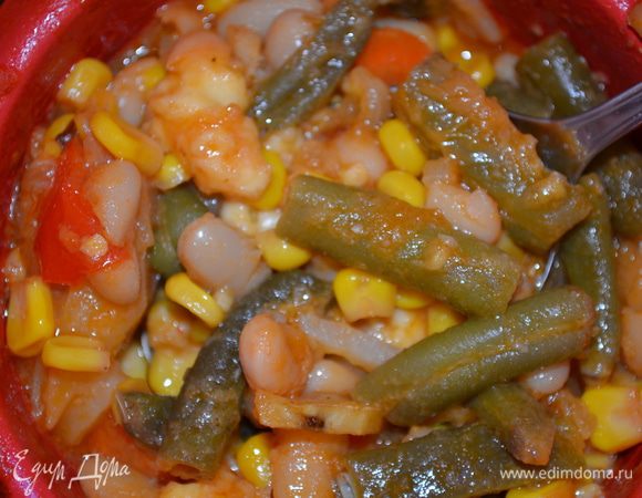 Приготовление: Лук, перец и морковь крупно нарезать и поджарить в масле до золотистого цвета. Если стручковая фасоль замороженная отварить. В обжаренные овощи добавить стручковую и консервированную фасоль, кукурузу вместе с жидкостью, томатное пюре и приправу. Довести до кипения и потушить 5 минут. Разложить по горшочкам. Обсыпать кубиками сыра. Сверху пожить ломтика картофеля и заправить маслом .Посолить , поперчить , запекать при температуре 190 градусов30 – 40 минут до образования румяной корочки. МИР ВАМ!