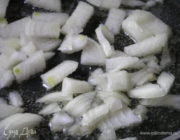 Половину луковицы обжарить на растительном масле,