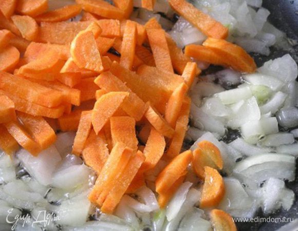 добавить половинку нарезанной моркови,