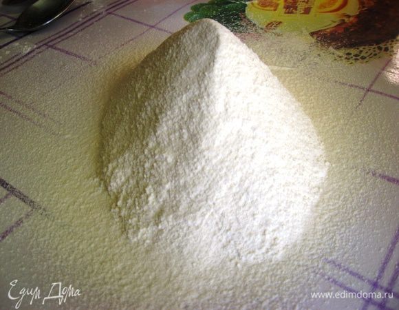 Духовку разогреваем до 180 градусов.  Муку просеиваем.