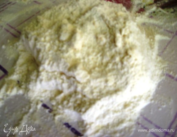 Перетираем все в крошку до тех пор, пока будущее тесто не станет напоминать крошки хлеба. 