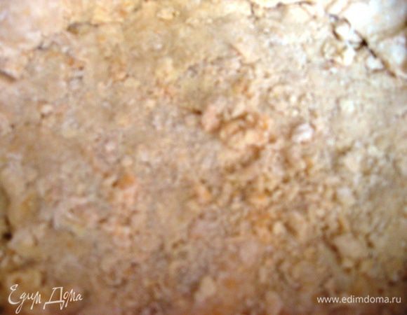 Выстилаем форму пергаментной бумагой. Нашу "пасту" или тесто крошим. Для бортиков в часть теста я добавила 2 ст.л. ледяной воды и немного замесила. Хорошенько утрамбовать. 