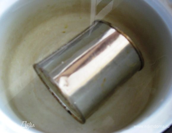 Так как мне очень захотелось приготовить этот пирог, я не стала ждать несколько месяцев. И сварила сгущенку по традиционному способу. Снимаем обертку, кладем банку в кастрюлю, заливаем водой. Ставим на большой огонь, после закипания варим около 3 часов на медленном огне. Следим за водой, если выкипает, доливаем еще понемногу воды.
**********
Если нет желания, времени или еще какие-то причины, покупаем вареную сгущенку.  