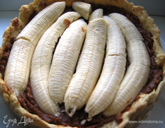 Выкладываем поверх сгущенки. Так бананы отлично впишутся в края, как написал Ян Даудинг  : «Теперь я понимаю, почему Бог создал бананы изогнутыми».